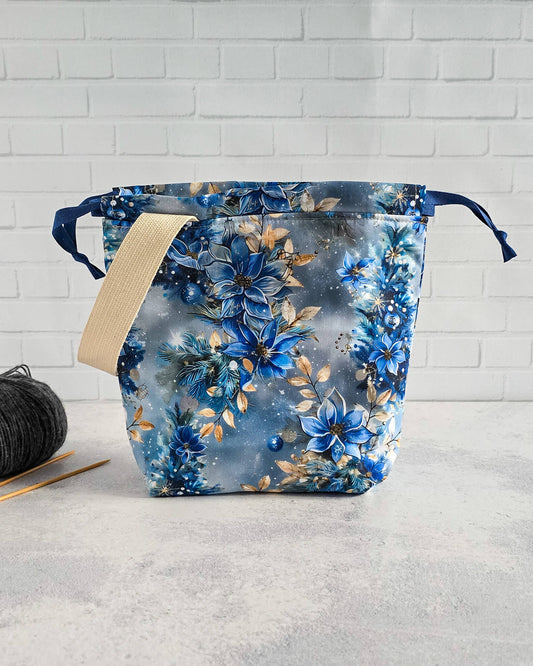 Tuva Bag S mit blauem Winterblumenmotiv handgenäht in Bayern von Nadelmikado