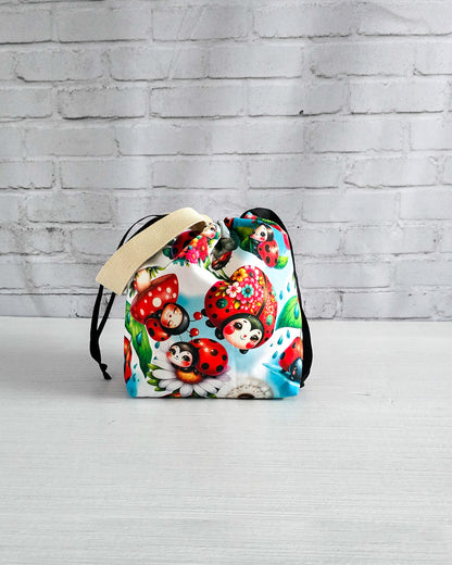 Stricktasche mit Marienkäfer- und Blumenmotiv für kleine Projekte - handgenäht in bayern von Nadelmikado 