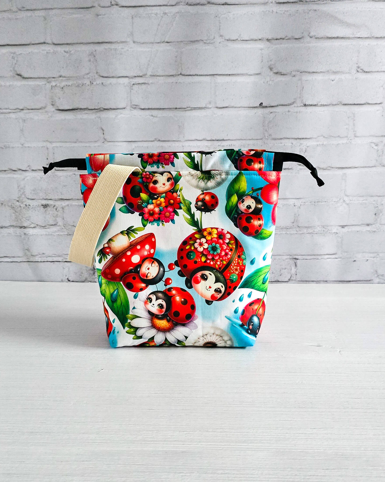 Stricktasche mit Marienkäfer- und Blumenmotiv für kleine Projekte - handgenäht in bayern von Nadelmikado 