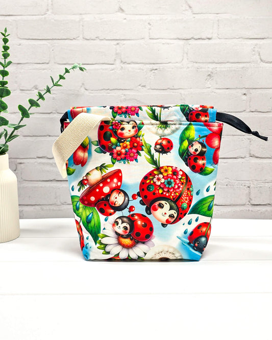Stricktasche mit Marienkäfer- und Blumenmotiv für kleine Projekte - handgenäht in bayern von Nadelmikado 