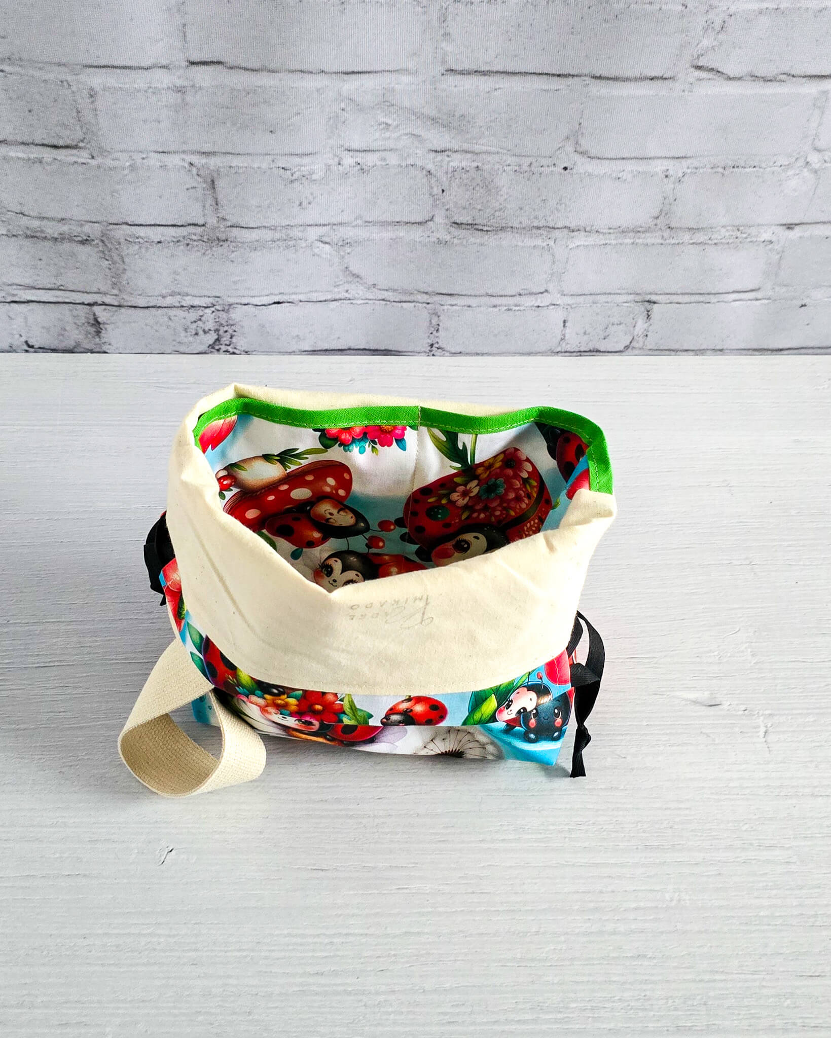 Stricktasche mit Marienkäfer- und Blumenmotiv für kleine Projekte - handgenäht in bayern von Nadelmikado 