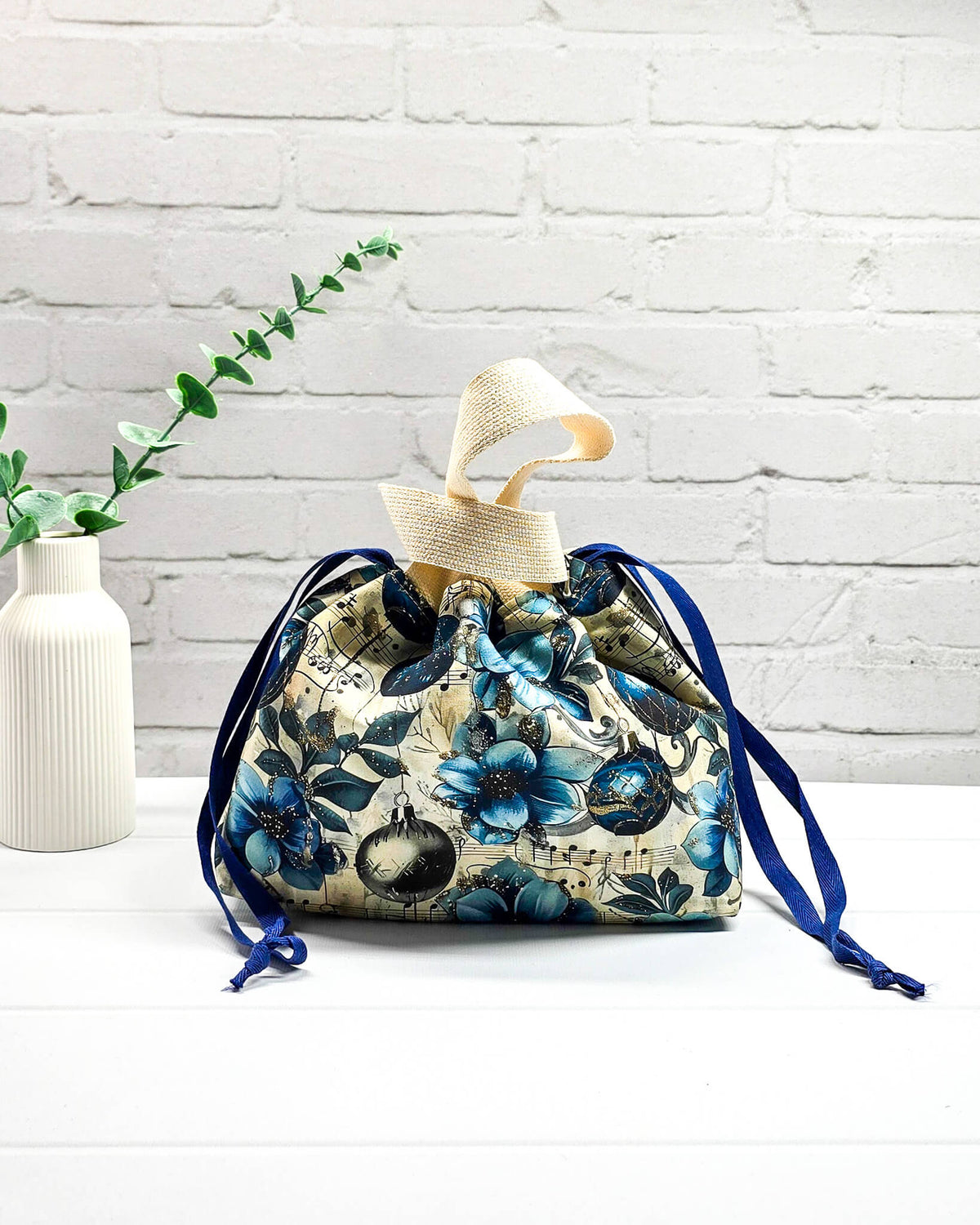 Stricktasche mit Henkeln, blauen Blüten, Weihnachtskugeln und Notenmotiven. Handgenäht in Bayern von NadelMikado.