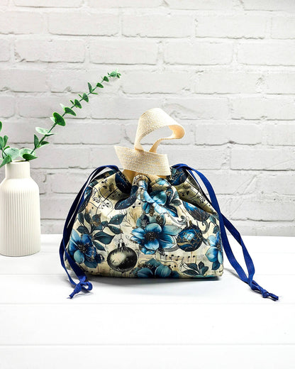 Stricktasche mit Henkeln, blauen Blüten, Weihnachtskugeln und Notenmotiven. Handgenäht in Bayern von NadelMikado.