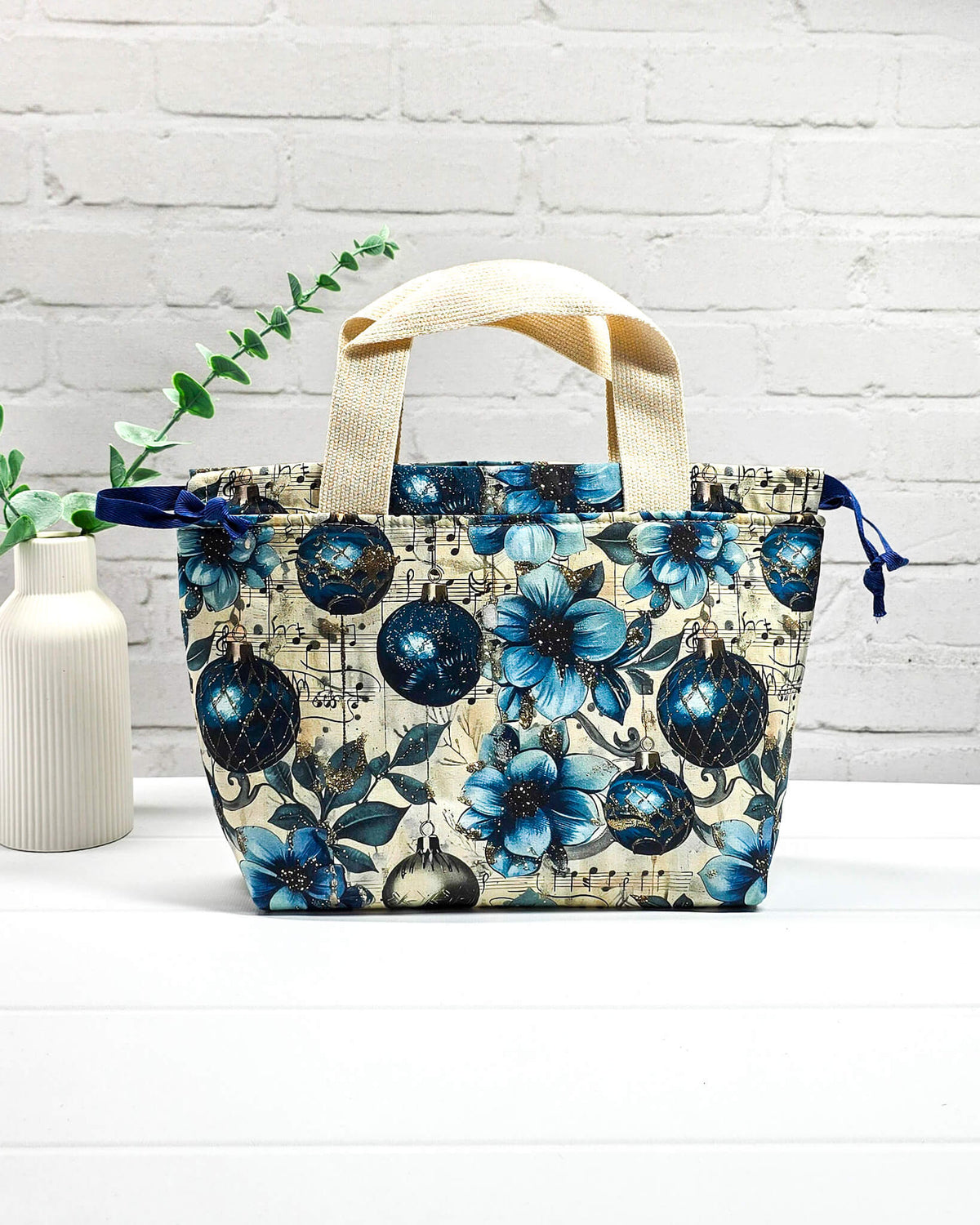 Stricktasche mit Henkeln, blauen Blüten, Weihnachtskugeln und Notenmotiven. Handgenäht in Bayern von NadelMikado.
