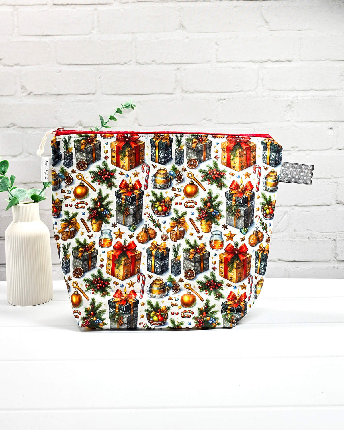 Stricktasche mit Weihnachtsgeschenken, Tannenzweigen und festlichen Motiven. Handgenäht in Bayern von NadelMikado.