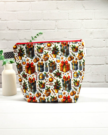 Stricktasche mit Weihnachtsgeschenken, Tannenzweigen und festlichen Motiven. Handgenäht in Bayern von NadelMikado.
