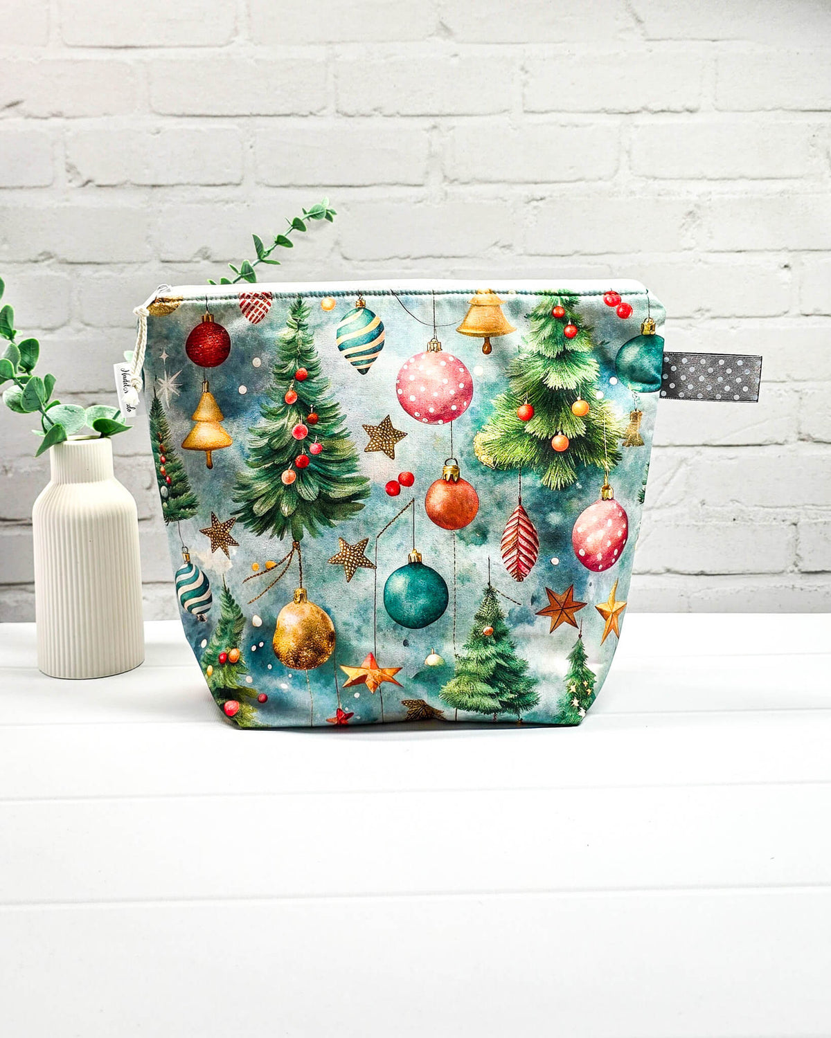 Stricktasche mit Weihnachtsbäumen, bunten Christbaumkugeln und Sternen. Handgenäht in Bayern von NadelMikado.
