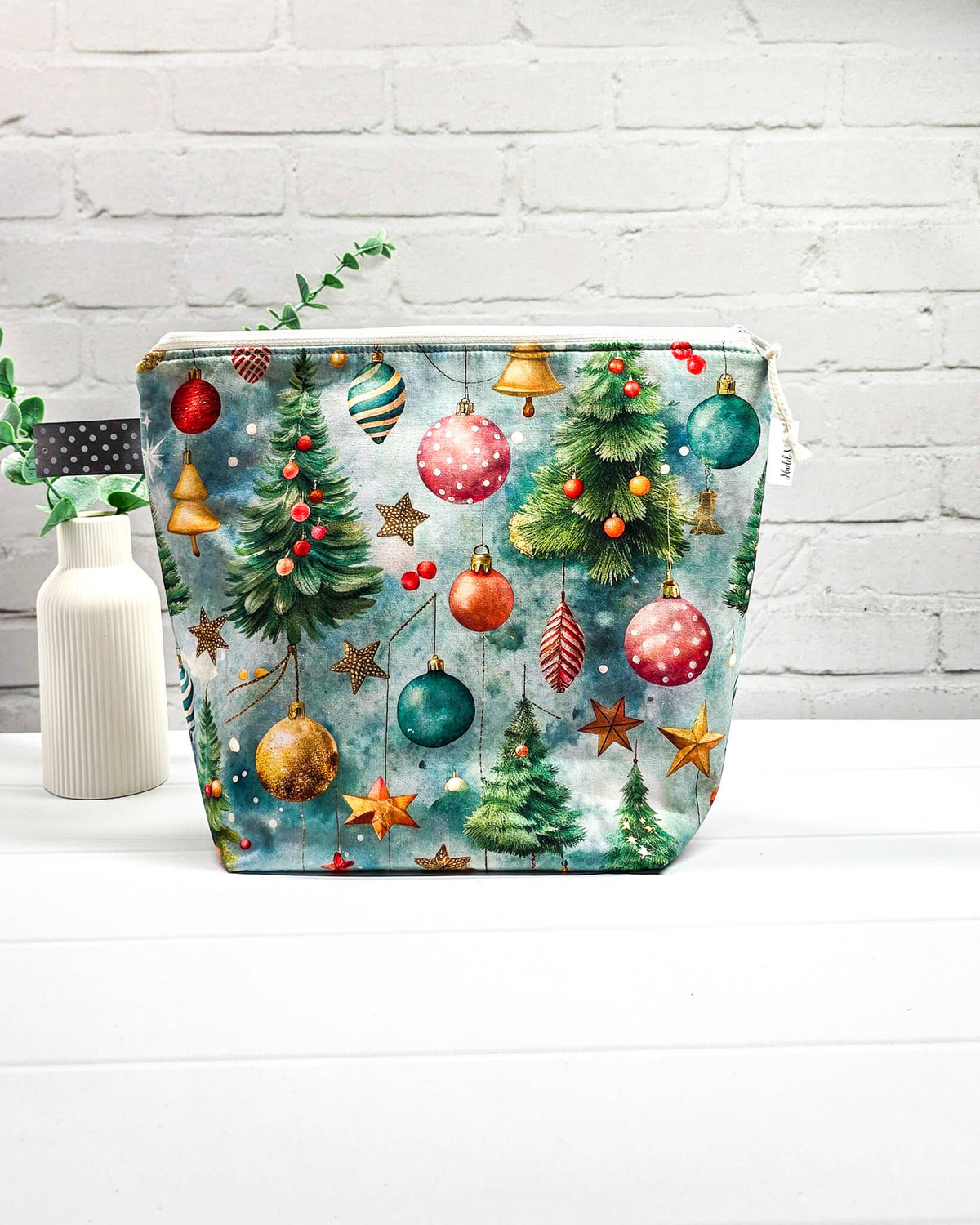Stricktasche mit Weihnachtsbäumen, bunten Christbaumkugeln und Sternen. Handgenäht in Bayern von NadelMikado.