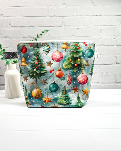 Stricktasche mit Weihnachtsbäumen, bunten Christbaumkugeln und Sternen. Handgenäht in Bayern von NadelMikado.