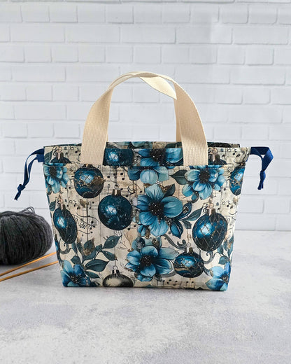 Projekttasche für Socken und kleine Tücher mit Winterblumen - handgenäht in Bayern von Nadelmikado