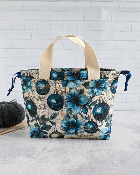 Projekttasche für Socken und kleine Tücher mit Winterblumen - handgenäht in Bayern von Nadelmikado