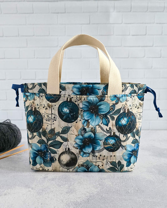 Projekttasche für Socken und kleine Tücher mit Winterblumen - handgenäht in Bayern von Nadelmikado