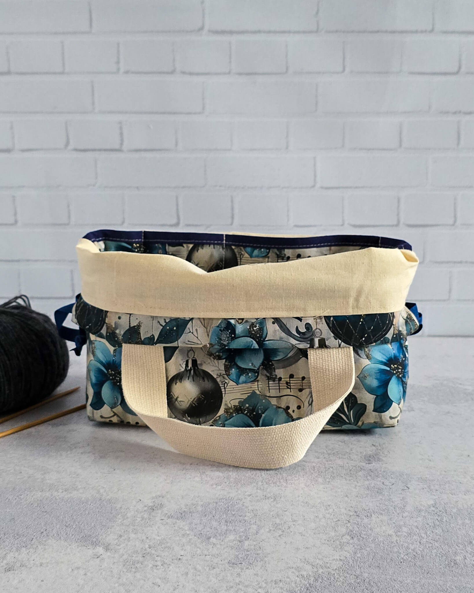 Projekttasche für Socken und kleine Tücher mit Winterblumen - handgenäht in Bayern von Nadelmikado