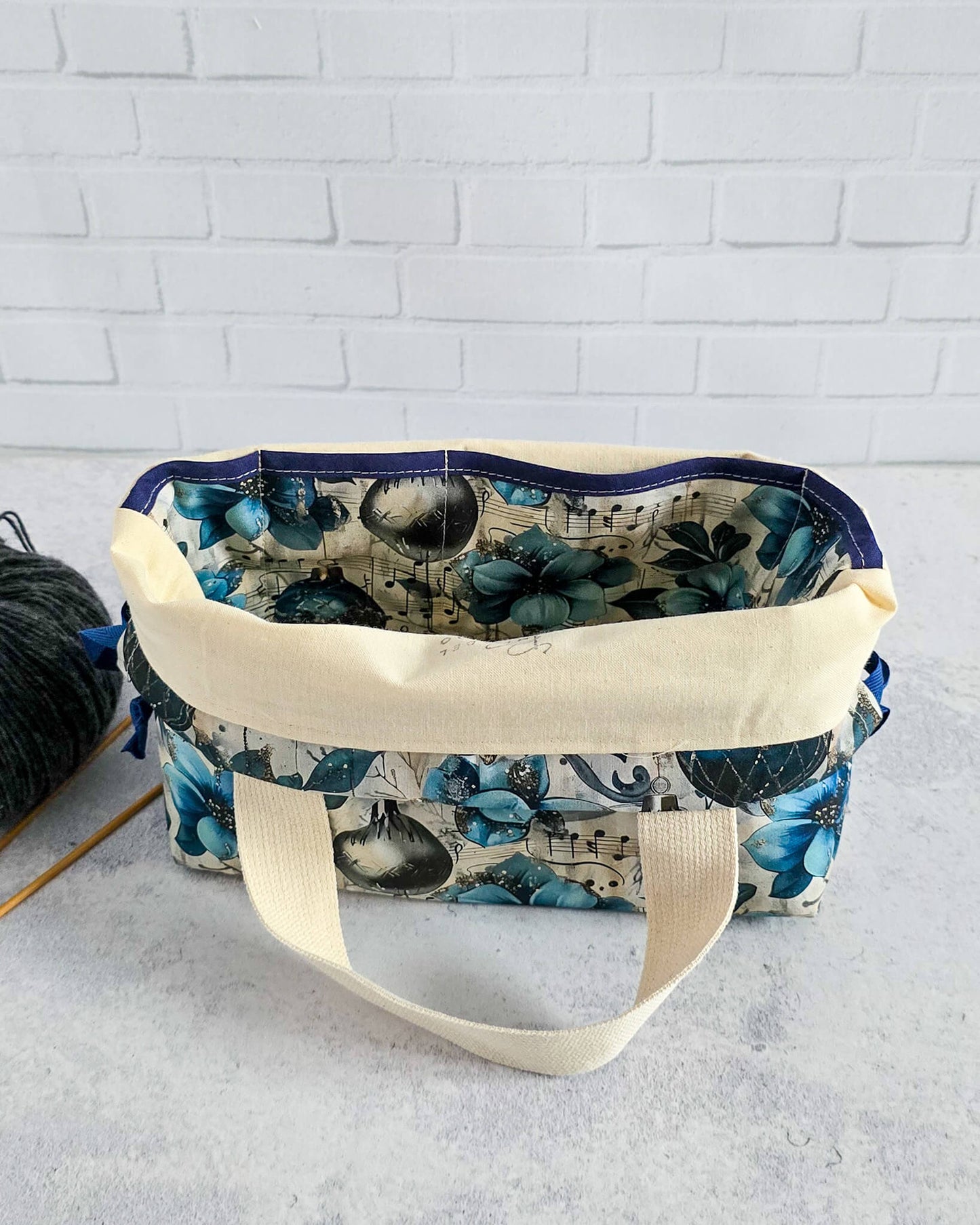 Projekttasche für Socken und kleine Tücher mit Winterblumen - handgenäht in Bayern von Nadelmikado