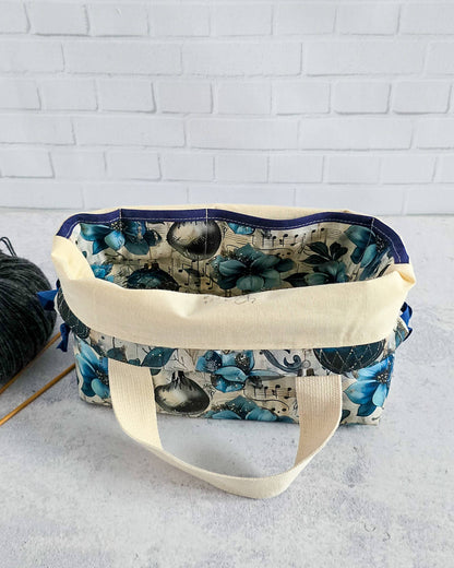 Projekttasche für Socken und kleine Tücher mit Winterblumen - handgenäht in Bayern von Nadelmikado