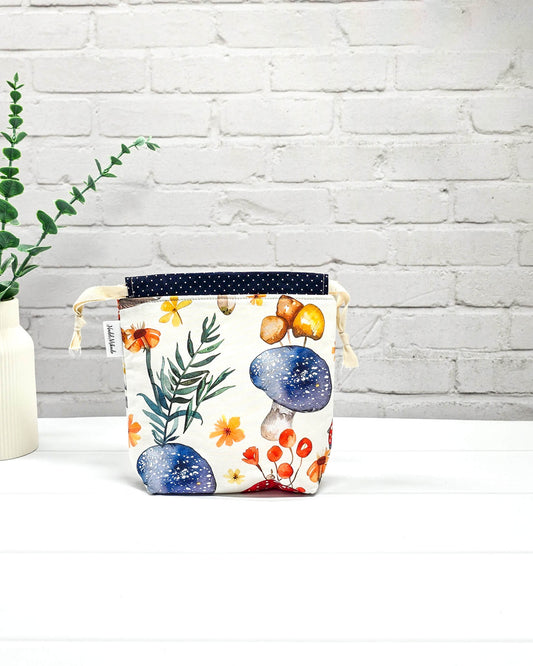 Projekttasche XS mit Fliegenpilzen und Blumen - handgenäht in Bayern von Nadelmikado