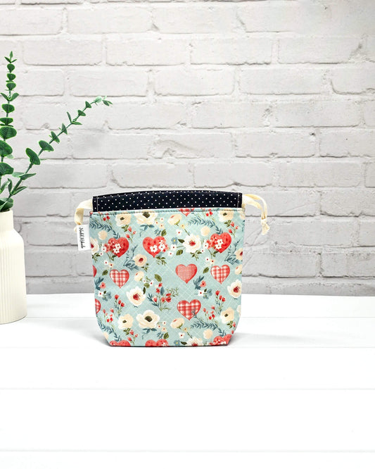 Projekttasche XS Tindra Heart Garden mit Herz- und Blumenmuster auf hellblauem Stoff - handgenäht in Bayern von Nadelmikado