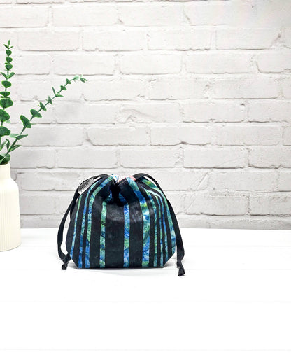 Projekttasche XS Tindra Ocean Stripes mit blauen Streifen - handgenäht in Bayern von Nadelmikado