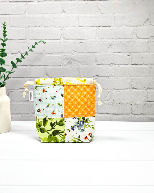 Projekttasche XS Tindra Patchwork Garden mit floralen Stoffen - handgenäht in Bayern von Nadelmikado