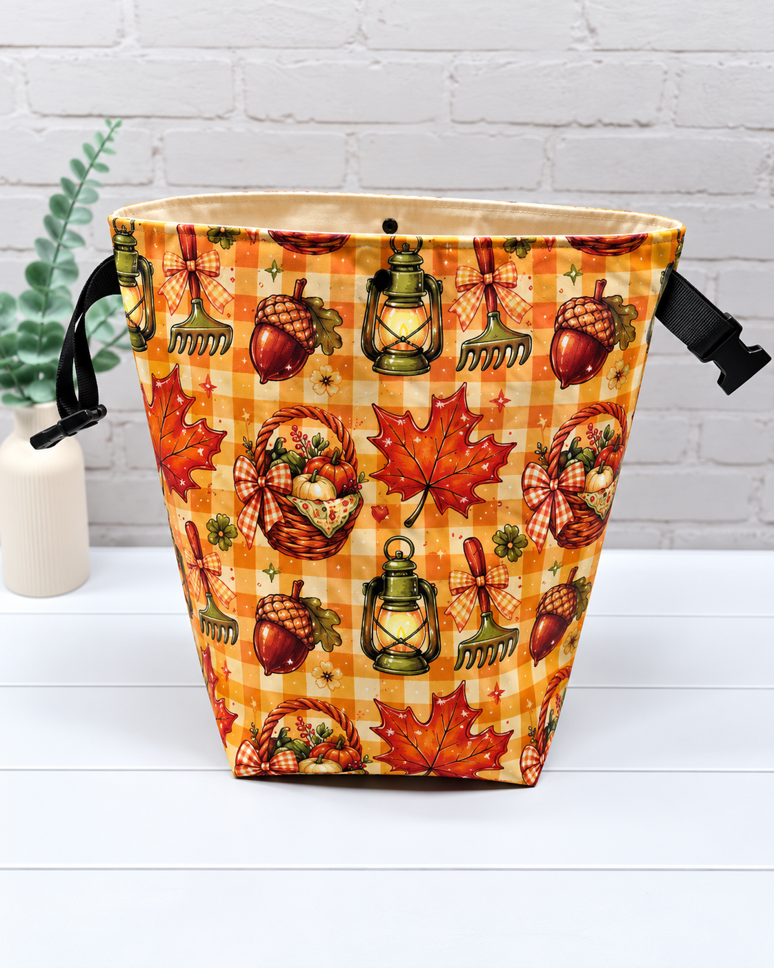 Rolltop-Projekttasche Rika mit orangefarbenem Karomuster, Herbstblättern, Eicheln, Laternen und Erntekörben mit Kürbissen. Handgenäht in Bayern von Nadelmikado.
