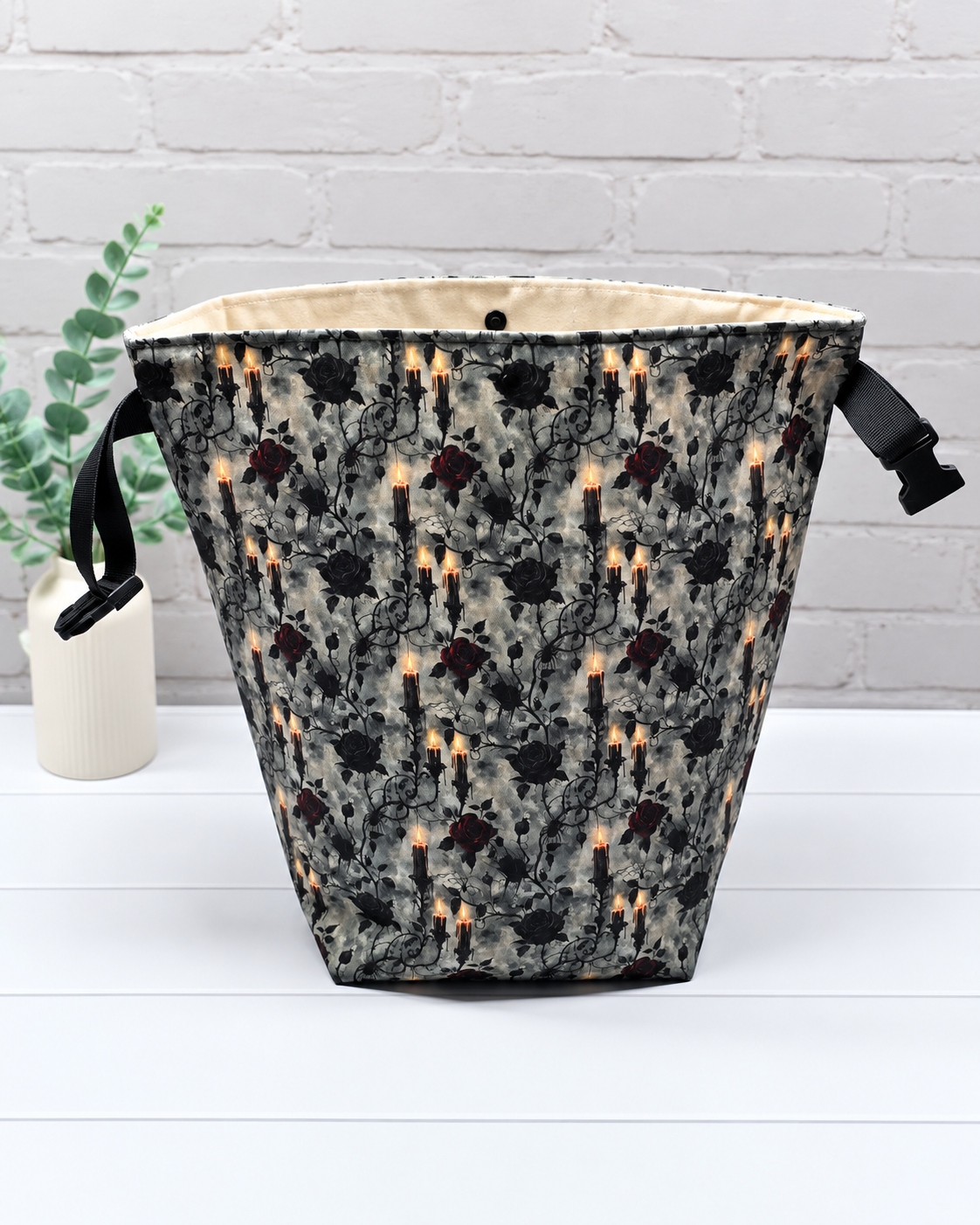 Rolltop-Projekttasche Rika mit schwarzen und roten Rosen, Kerzen und dunklem Rankenmuster in Grau und Schwarz. Handgenäht in Bayern von Nadelmikado.