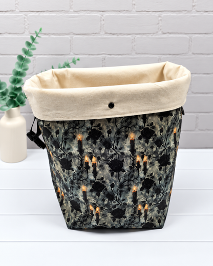 Rolltop-Projekttasche Rika mit schwarzen und roten Rosen, Kerzen und dunklem Rankenmuster in Grau und Schwarz. Handgenäht in Bayern von Nadelmikado.