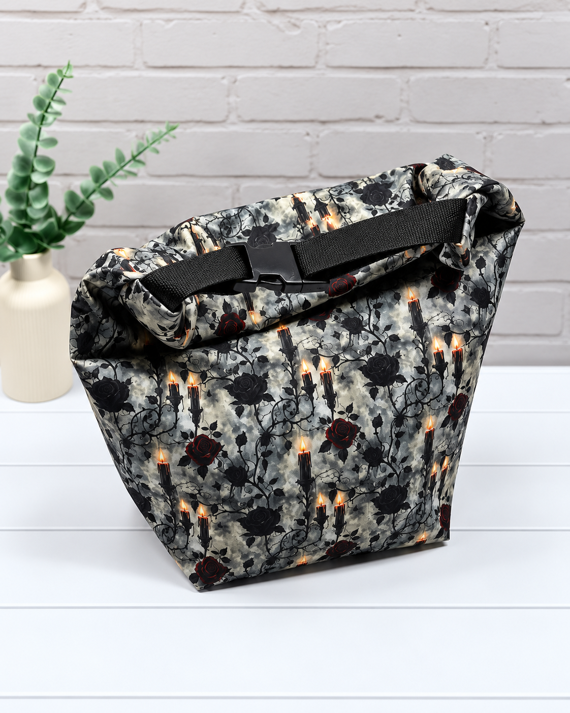 Rolltop-Projekttasche Rika mit schwarzen und roten Rosen, Kerzen und dunklem Rankenmuster in Grau und Schwarz. Handgenäht in Bayern von Nadelmikado.