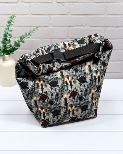 Rolltop-Projekttasche Rika mit schwarzen und roten Rosen, Kerzen und dunklem Rankenmuster in Grau und Schwarz. Handgenäht in Bayern von Nadelmikado.