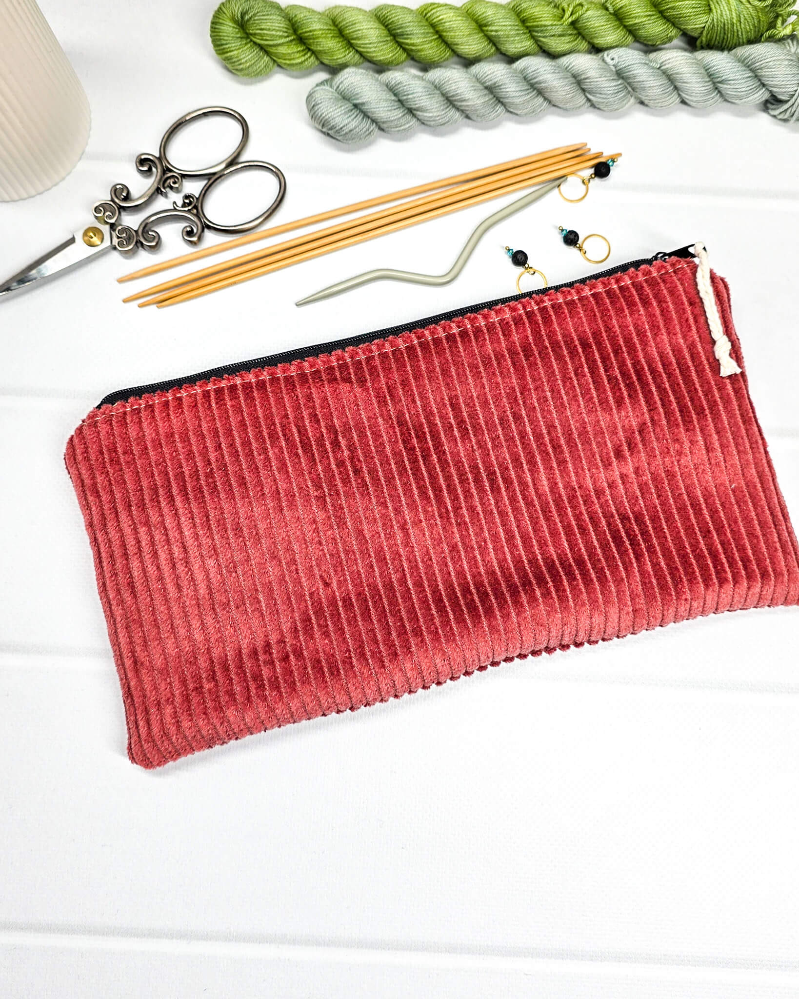 Kleine Reißverschlusstasche aus weichem, rostrotem Cord-Stoff. Handgefertigt von Nadelmikado.