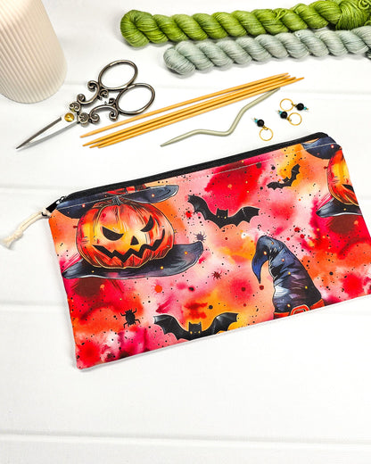 Längliche Reißverschlusstasche aus Stoff mit gruseligen Halloween-Kürbissen, Hexenhüten und Fledermäusen für Handarbeitszubehör. Handgenäht in Bayern von Nadelmikado. 