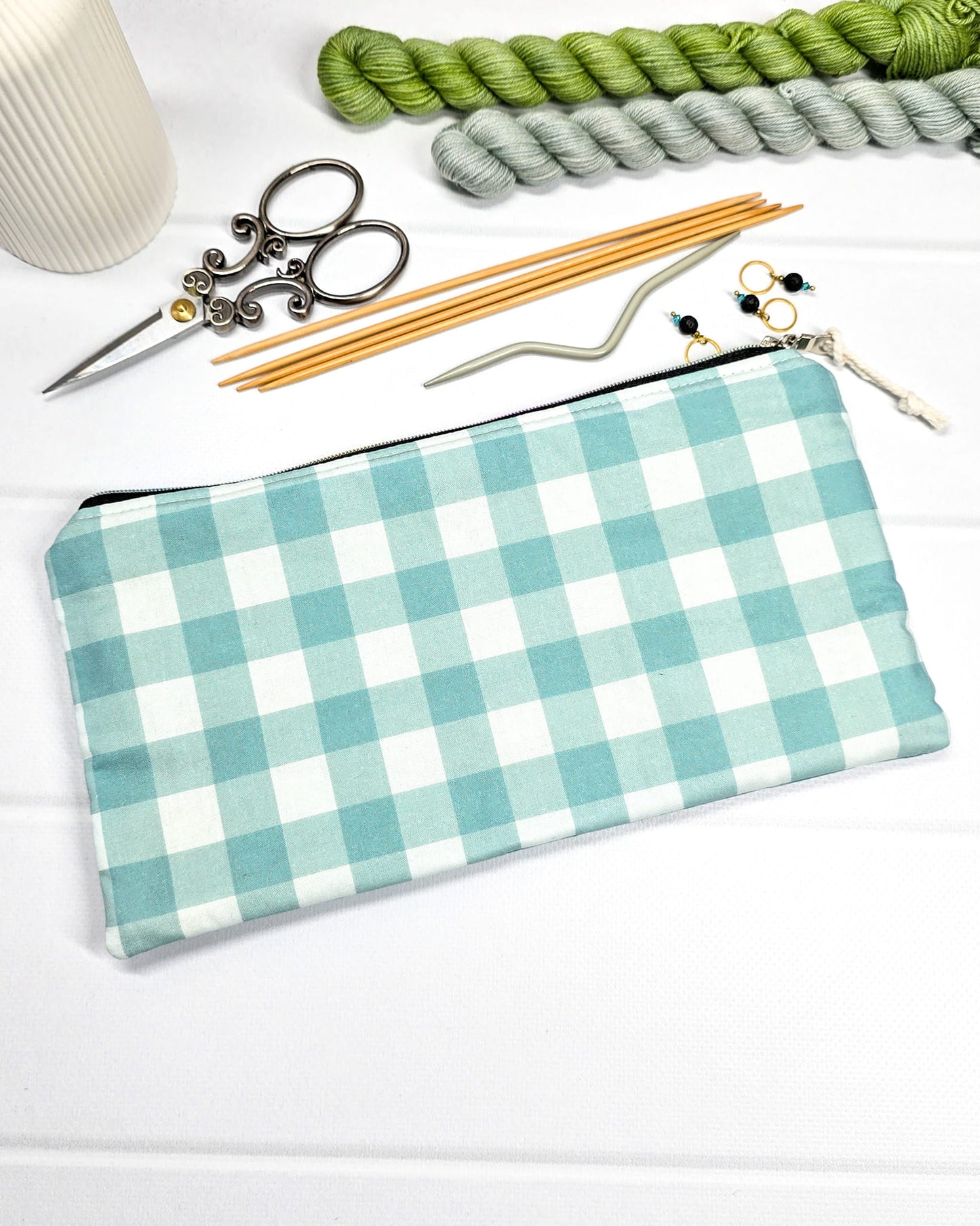 Längliche Tasche mit buntem Reißverschluss, hellem Kordel-Zipper und klassischem Karomuster in Mintgrün und Weiß. Handgenäht in Bayern von Nadelmikado.
