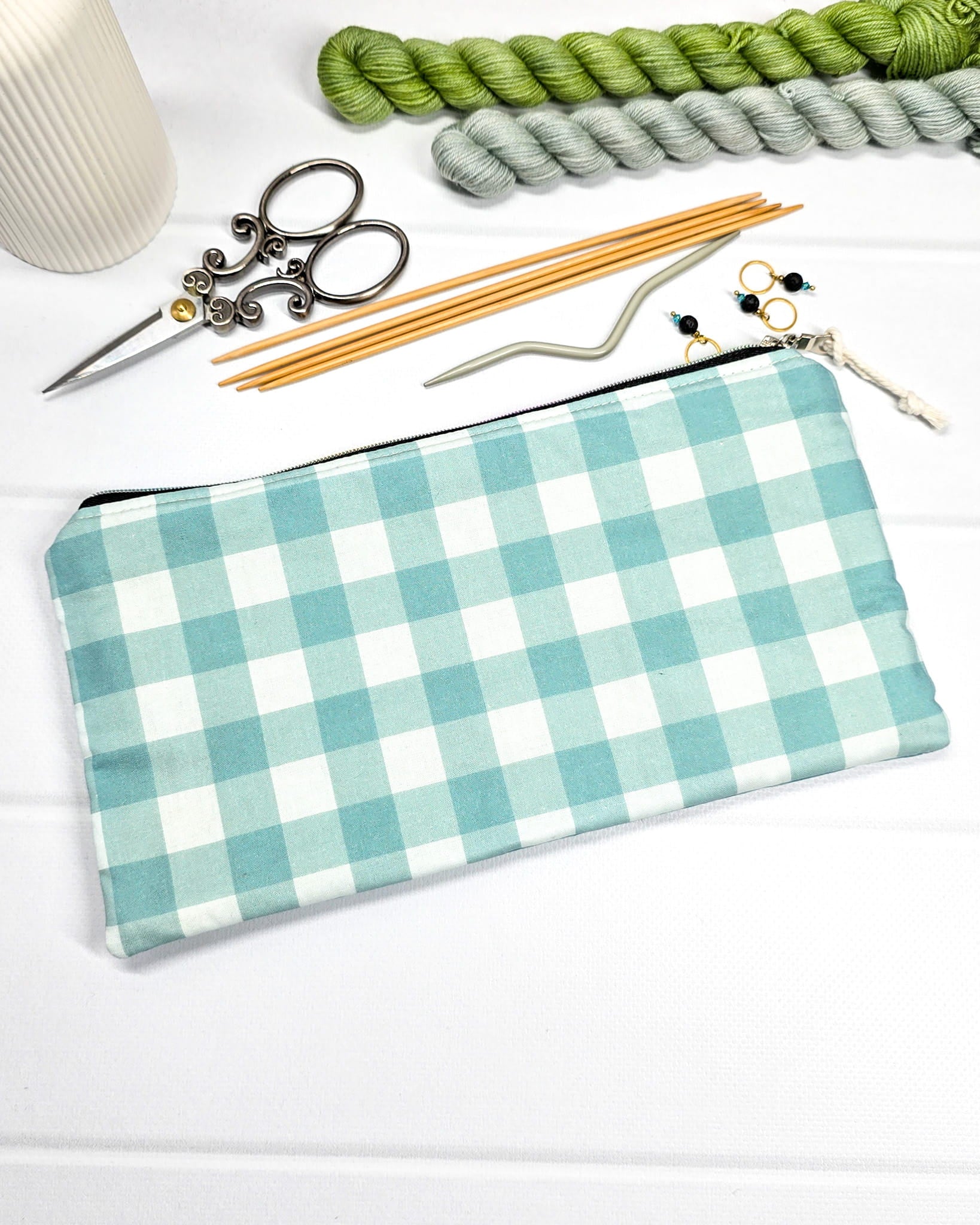 Längliche Tasche mit buntem Reißverschluss, hellem Kordel-Zipper und klassischem Karomuster in Mintgrün und Weiß. Handgenäht in Bayern von Nadelmikado.