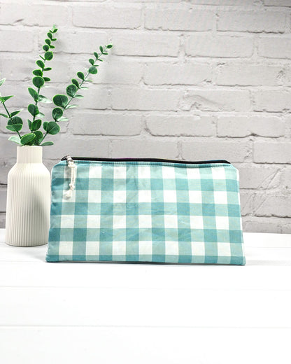 Längliche Tasche mit buntem Reißverschluss, hellem Kordel-Zipper und klassischem Karomuster in Mintgrün und Weiß. Handgenäht in Bayern von Nadelmikado.