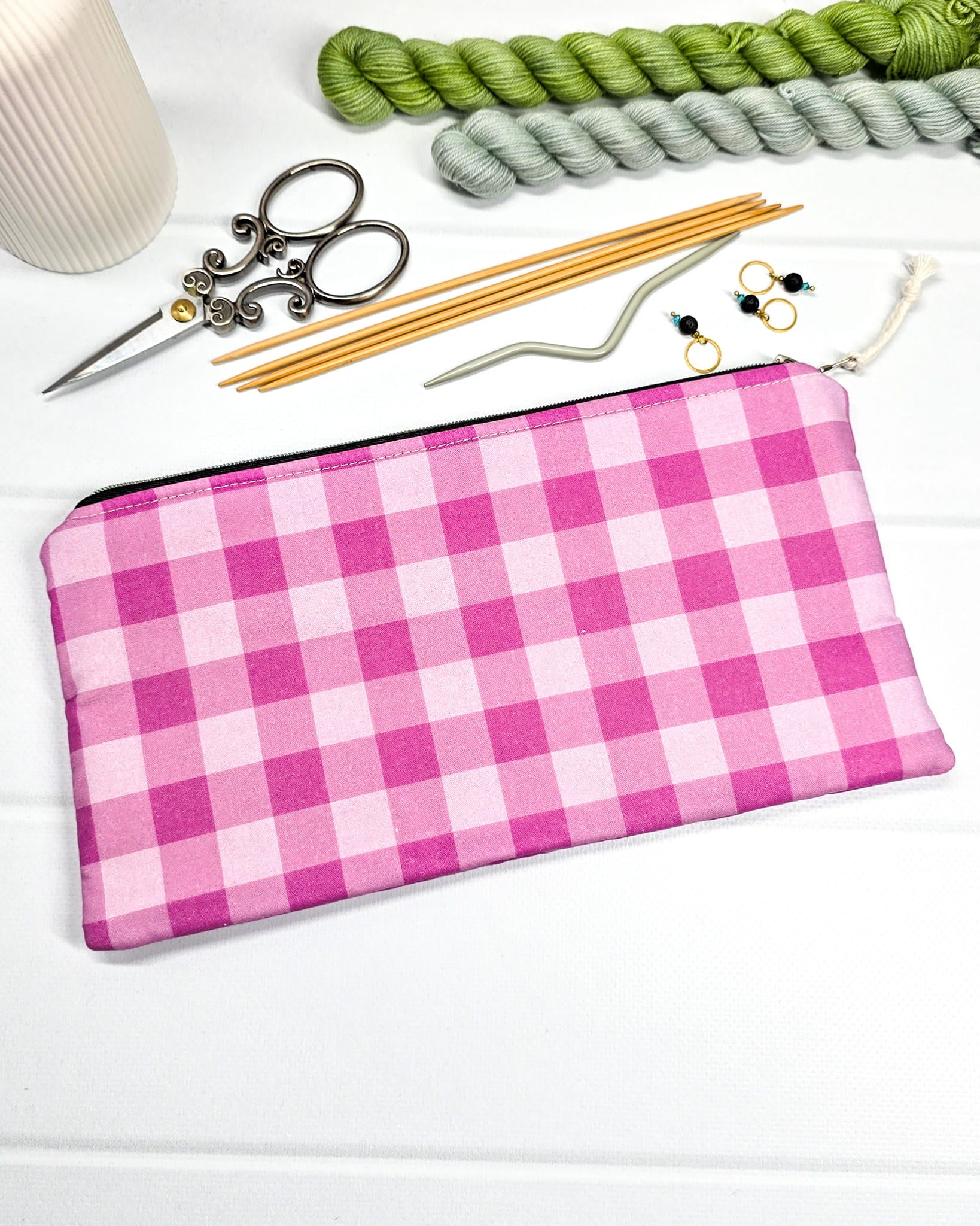 Längliche Tasche mit buntem Reißverschluss, hellem Kordel-Zipper und klassischem Karomuster in verschiedenen Rosatönen. Handgenäht in Bayern von Nadelmikado