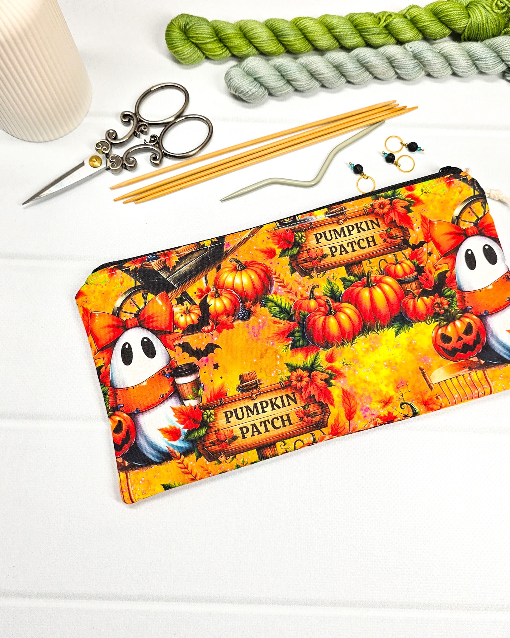 Gelbe Reißverschlusstasche mit Kürbissen, Geistern und herbstlichen Pumpkin Patch Schildern für Strickzubehör. Handgefertigt in Bayern von Nadelmikado.