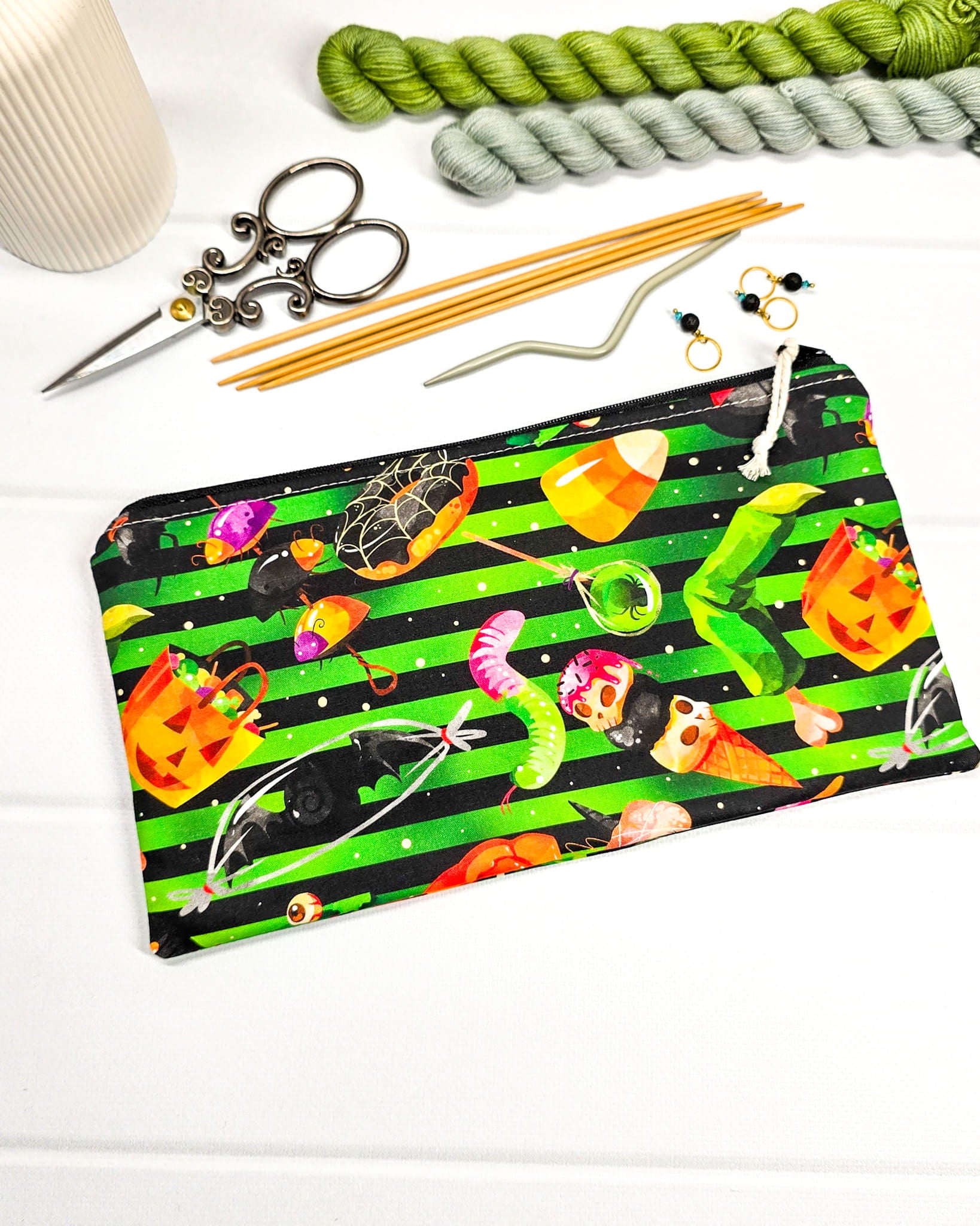Längliche Tasche mit grün-schwarzen Streifen und bunten Halloween-Süßigkeiten. Handgenäht in Bayern von Nadelmikado.