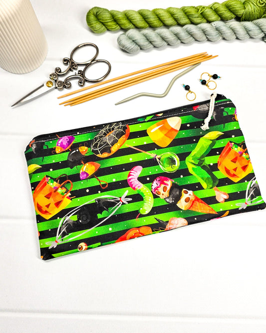 Längliche Tasche mit grün-schwarzen Streifen und bunten Halloween-Süßigkeiten. Handgenäht in Bayern von Nadelmikado.