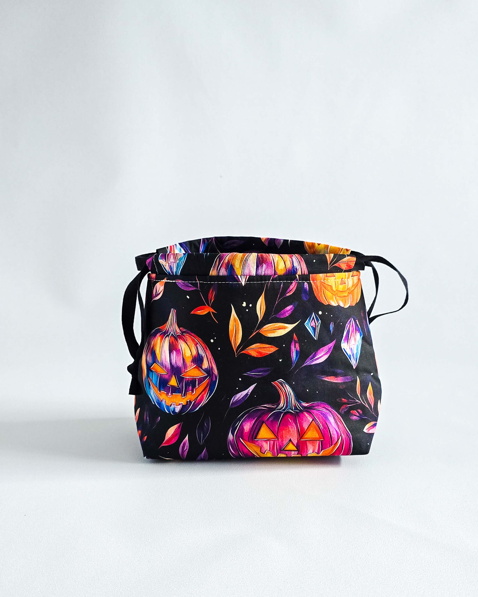 Lyra Projekttasche Mystic Pumpkins mit lila und orangefarbenen Kürbissen - handgenäht von Nadelmikado aus Deutschland