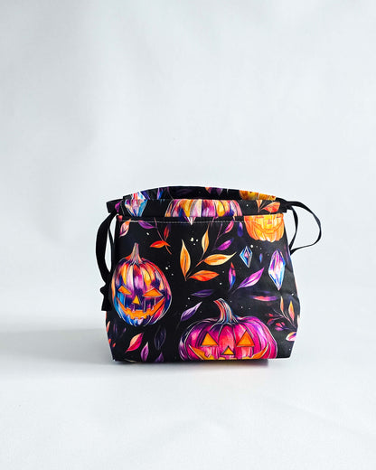 Lyra Projekttasche Mystic Pumpkins mit lila und orangefarbenen Kürbissen - handgenäht von Nadelmikado aus Deutschland