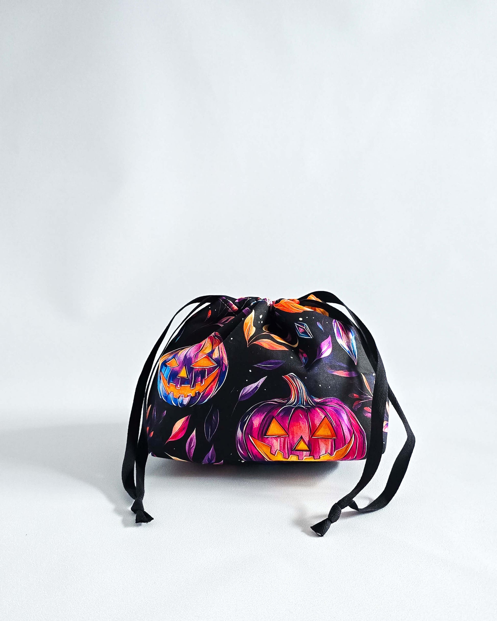 Lyra Projekttasche Mystic Pumpkins mit lila und orangefarbenen Kürbissen - handgenäht von Nadelmikado aus Deutschland