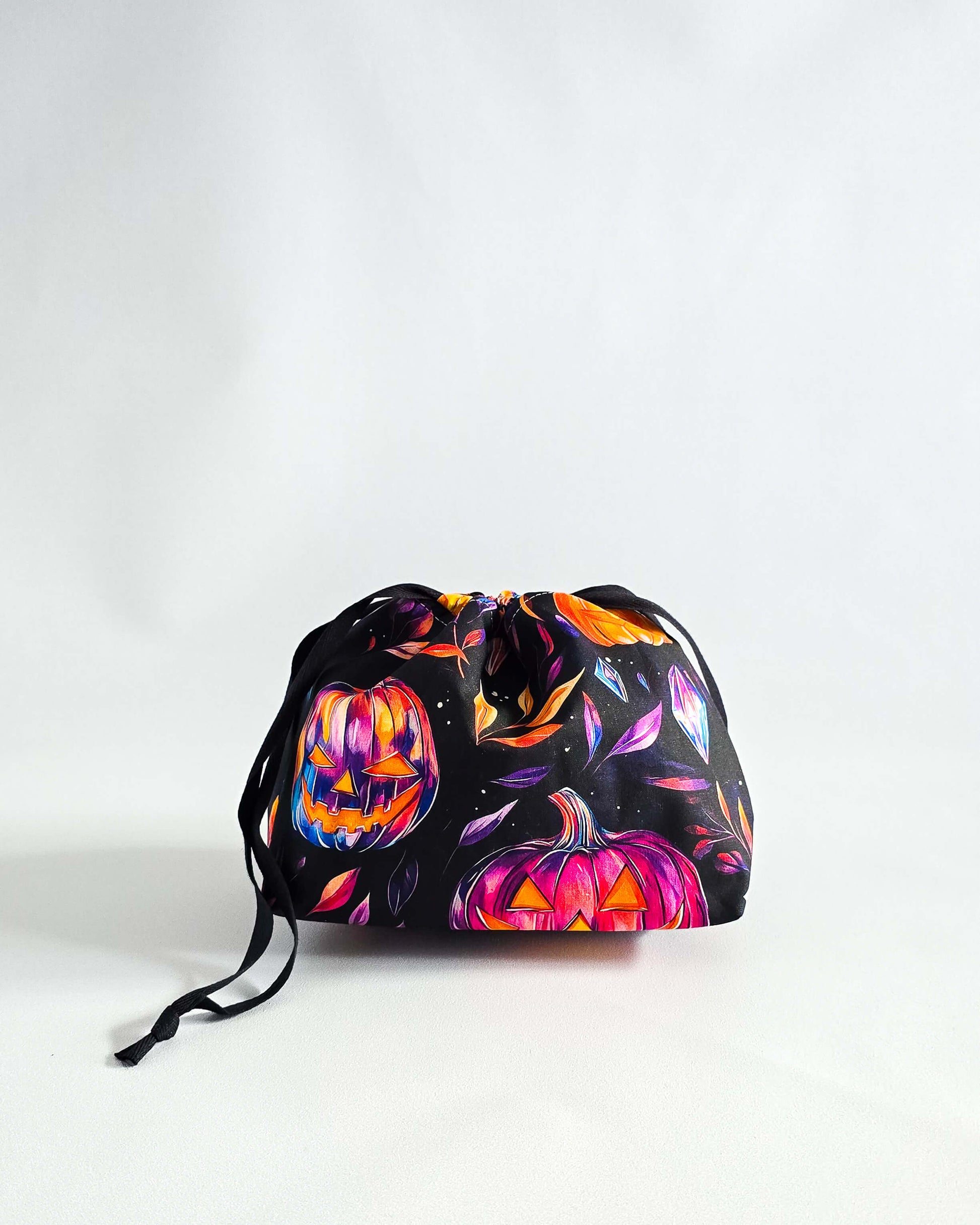 Lyra Projekttasche Mystic Pumpkins mit lila und orangefarbenen Kürbissen - handgenäht von Nadelmikado aus Deutschland
