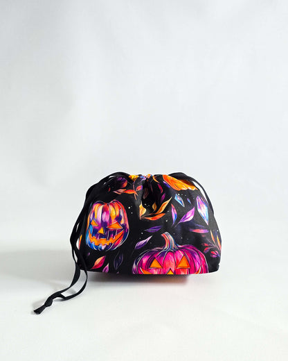 Lyra Projekttasche Mystic Pumpkins mit lila und orangefarbenen Kürbissen - handgenäht von Nadelmikado aus Deutschland