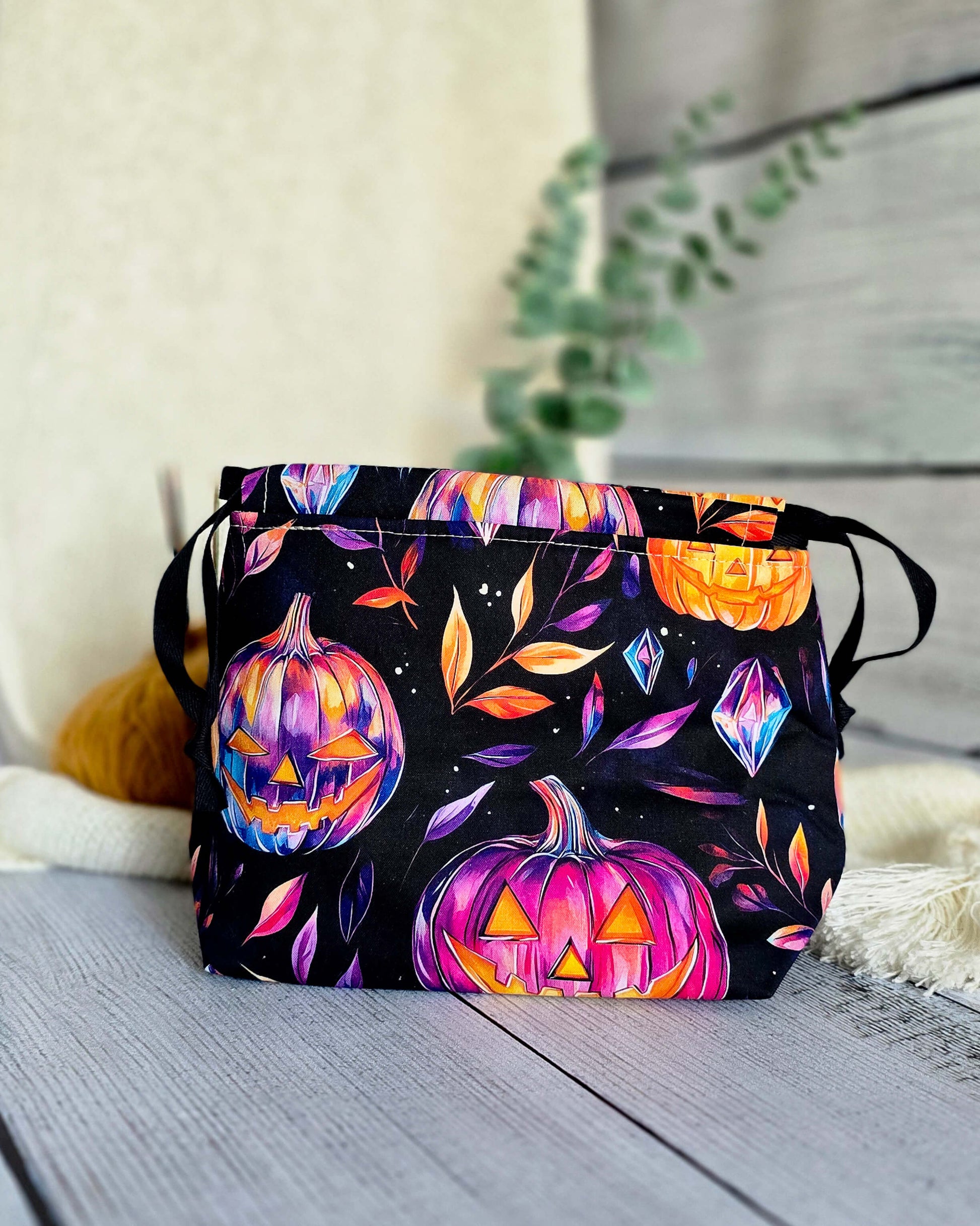 Lyra Projekttasche Mystic Pumpkins mit lila und orangefarbenen Kürbissen - handgenäht von Nadelmikado aus Deutschland