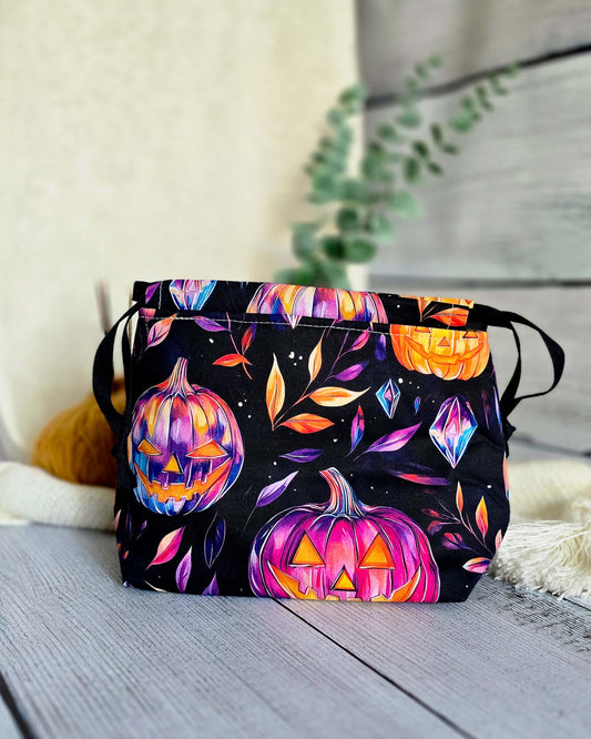 Lyra Projekttasche Mystic Pumpkins mit lila und orangefarbenen Kürbissen - handgenäht von Nadelmikado aus Deutschland