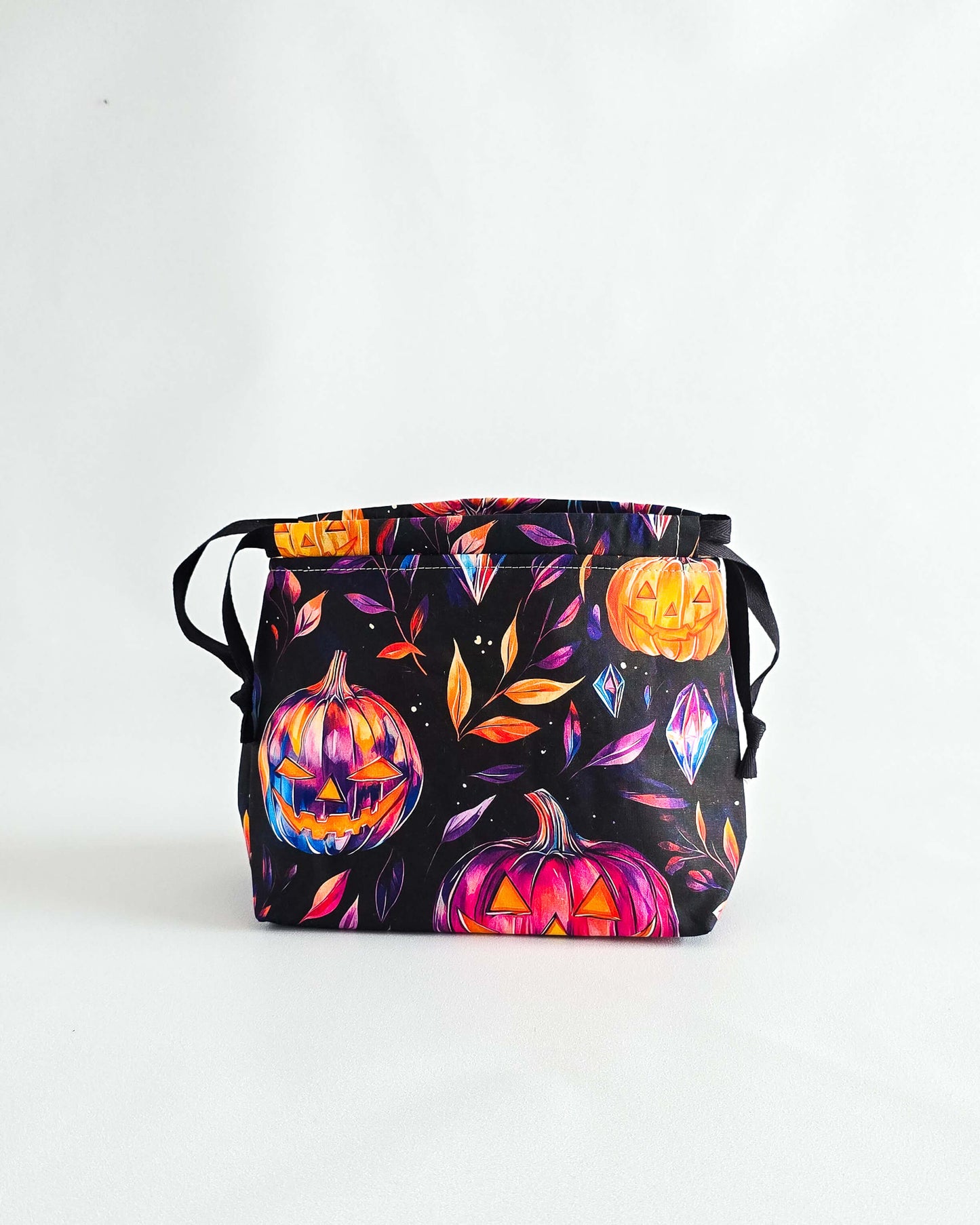 Lyra Projekttasche Mystic Pumpkins mit lila und orangefarbenen Kürbissen - handgenäht von Nadelmikado aus Deutschland