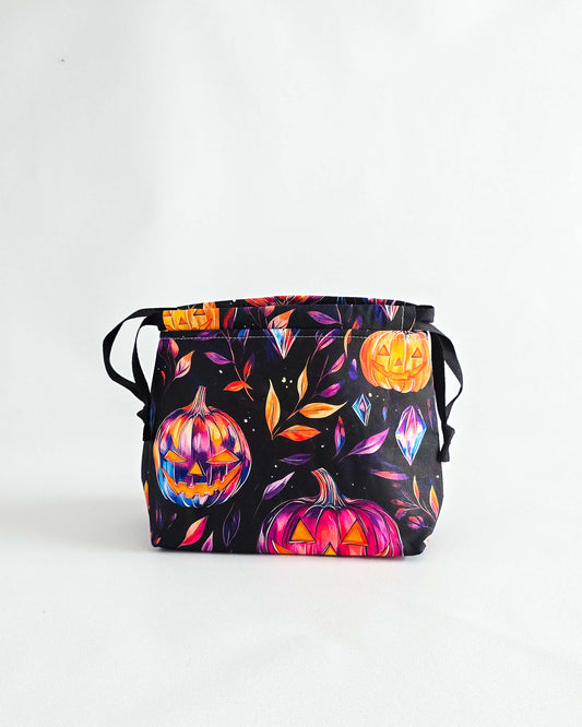Lyra Projekttasche Mystic Pumpkins mit lila und orangefarbenen Kürbissen - handgenäht von Nadelmikado aus Deutschland