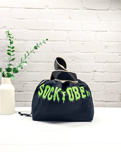 Bestickte Projekttasche Alva S aus schwarzem Canvas mit neongrünem Socktober-Schriftzug, handgenäht in Bayern von NadelMikado