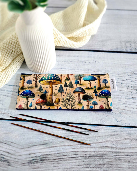 Nadelgarage Forest Tales, Stricknadel-Aufbewahrung mit Pilzmotiv, Bayern-Nadelmikado-Handmade