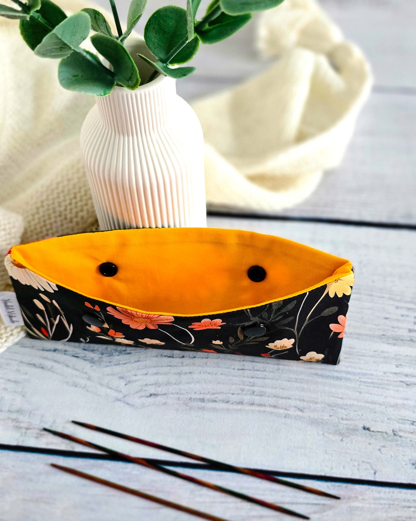 Nadelgarage Wild Meadow, Stricknadel-Aufbewahrung mit Blumenmotiv, Bayern, handgenäht, Nadelmikado