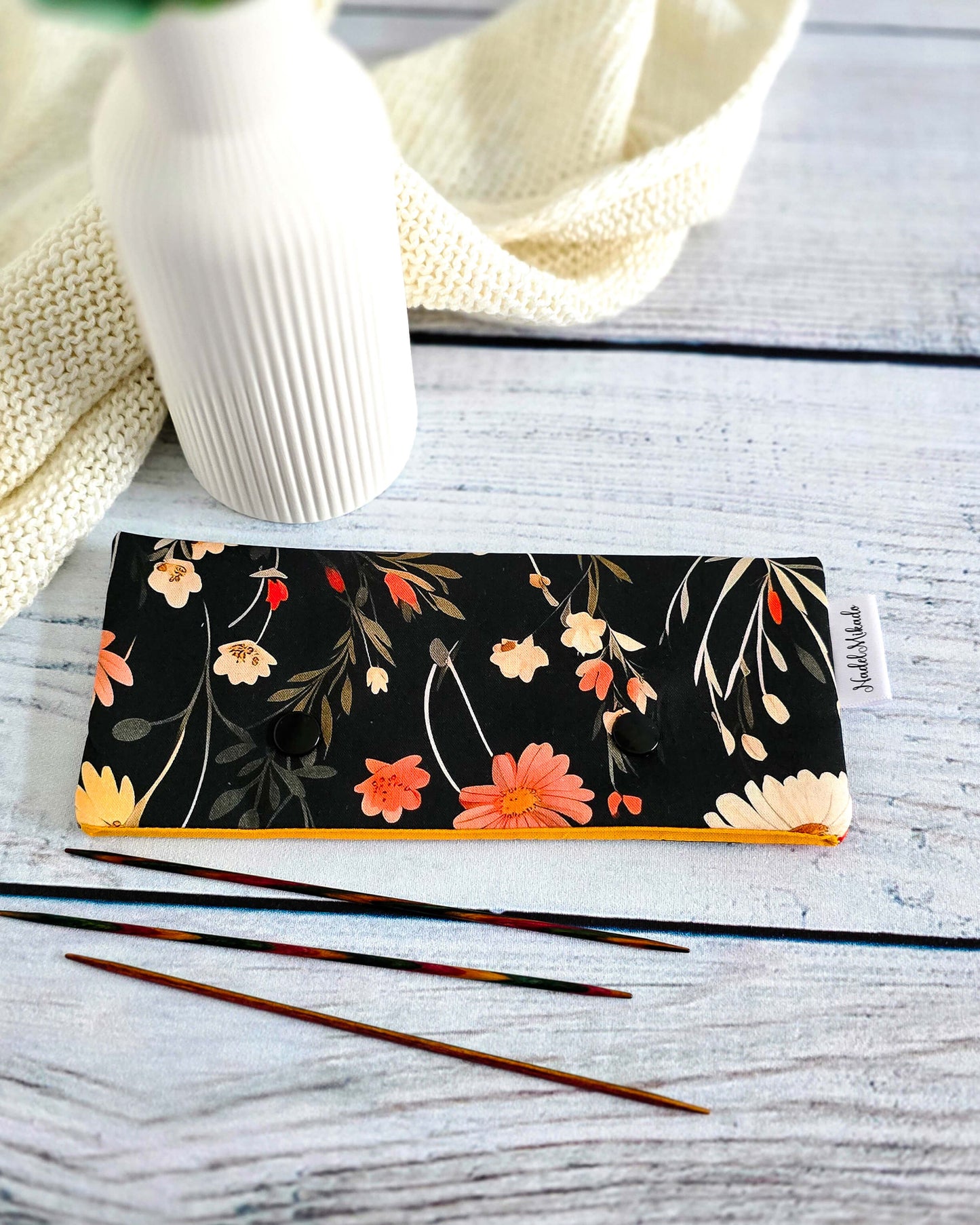 Nadelgarage Wild Meadow, Stricknadel-Aufbewahrung mit Blumenmotiv, Bayern, handgenäht, Nadelmikado